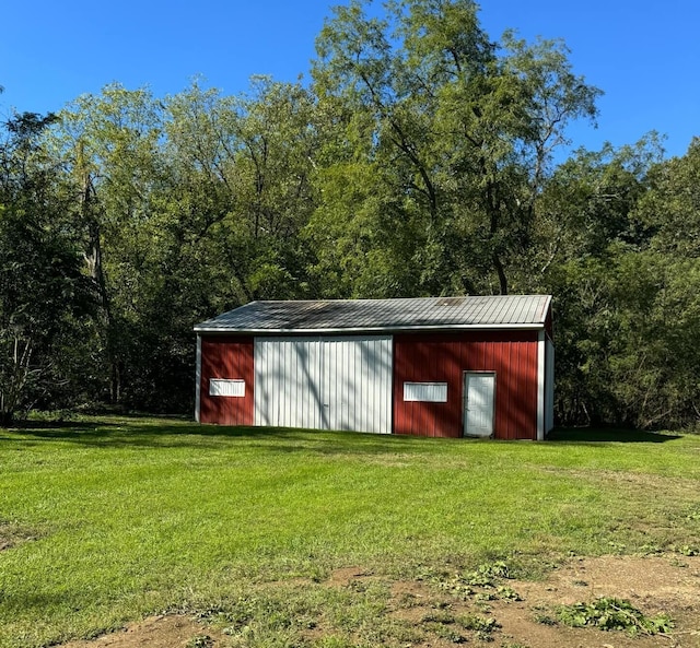 view of outdoor structure with a yard