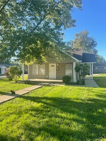 view of front facade with a front lawn