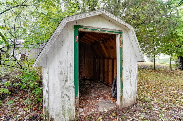 view of outbuilding