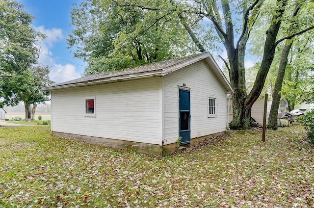 view of side of property featuring a lawn