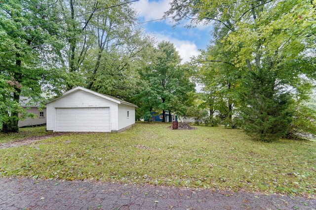 view of yard with an outbuilding and a garage