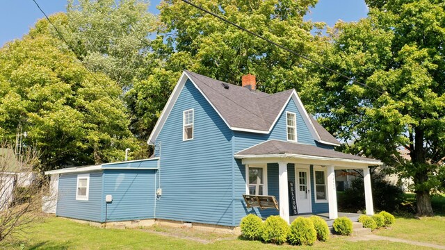 view of front facade featuring a porch and a front yard