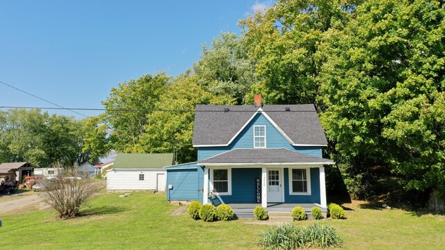 view of front of property featuring a front yard and covered porch