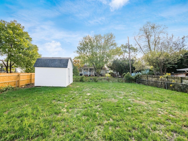 view of yard featuring a storage unit