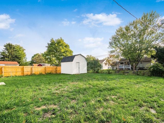 view of yard featuring a storage unit