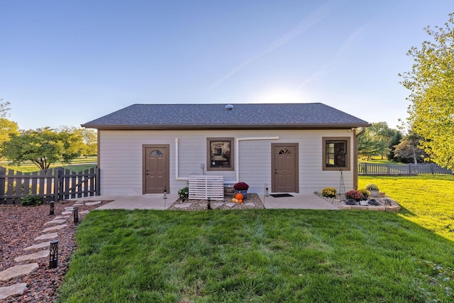 view of front of property featuring a front yard