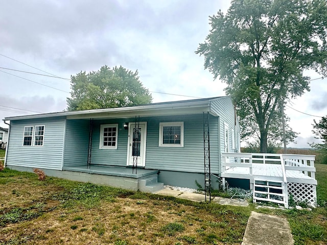 view of front facade with a front lawn and covered porch