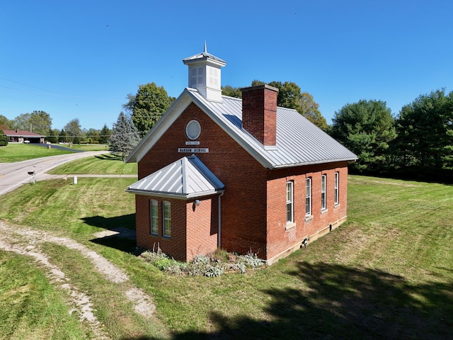 view of side of property featuring a yard