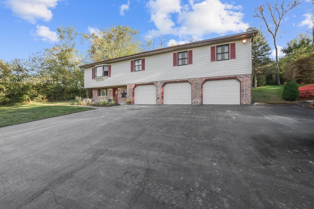 view of front facade featuring a front lawn and a garage