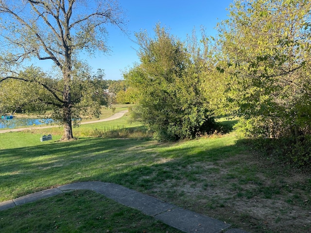 view of yard featuring a water view