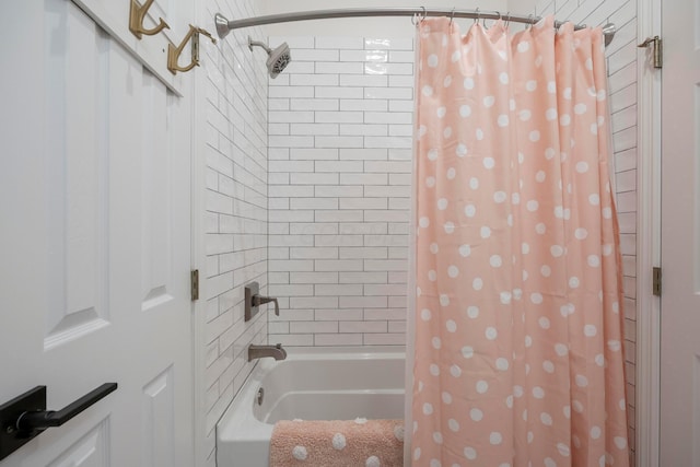 bathroom featuring shower / tub combo