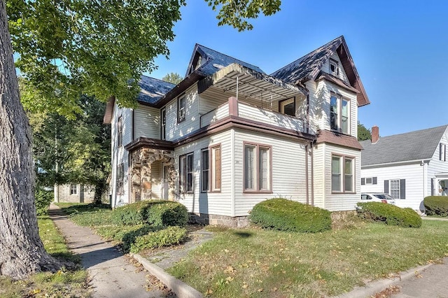 view of front of house featuring a front yard