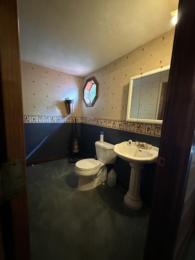 bathroom featuring toilet and a textured ceiling