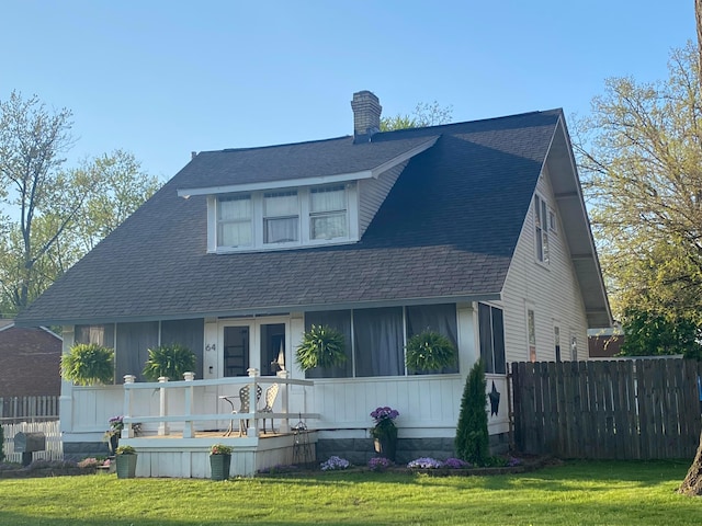 view of front of property featuring a front yard