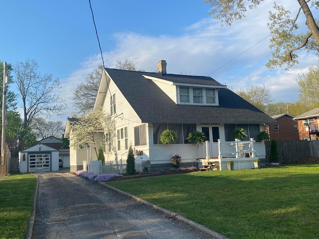 view of front facade featuring a front yard and an outdoor structure