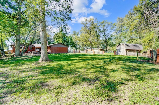 view of yard with an outbuilding