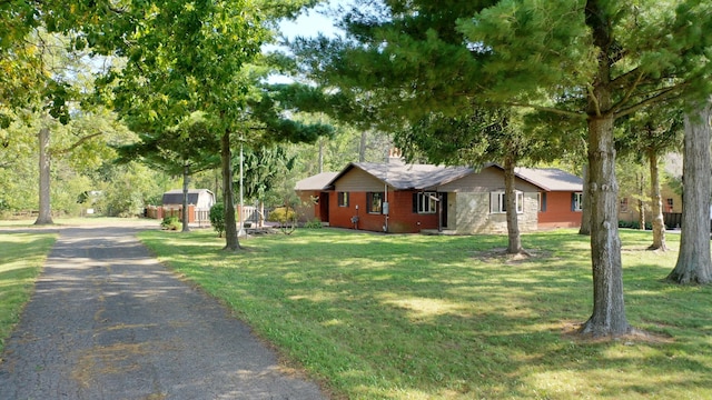 view of front of home featuring a front yard