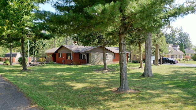 view of front of house featuring a front yard