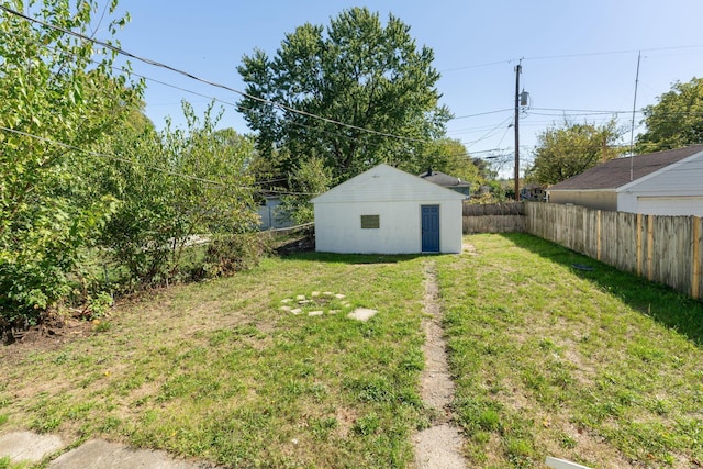 view of yard with an outbuilding