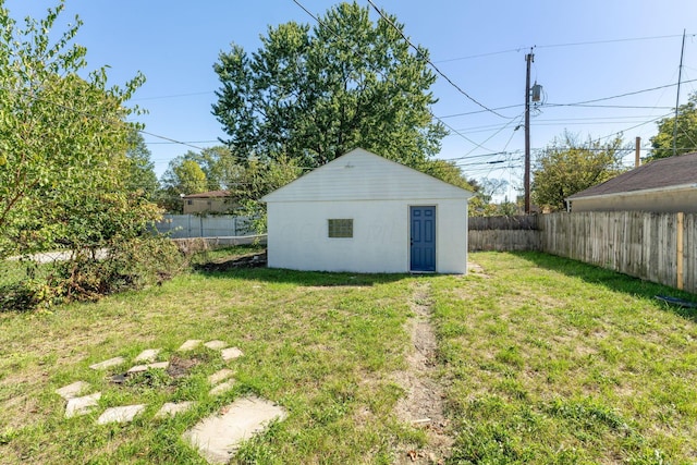 view of yard with an outbuilding