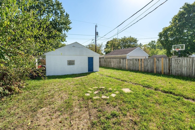 view of yard featuring an outdoor structure