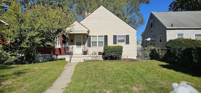 view of front of property featuring a front lawn