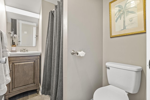 bathroom with a shower with curtain, vanity, and toilet