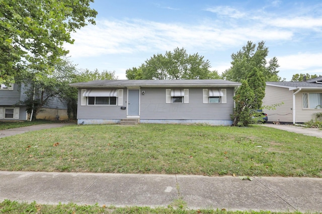 view of front of property featuring a front yard