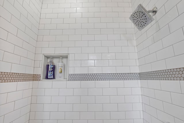 bathroom featuring tiled shower