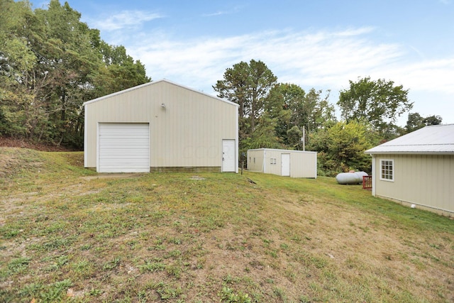 view of yard with an outbuilding and a garage