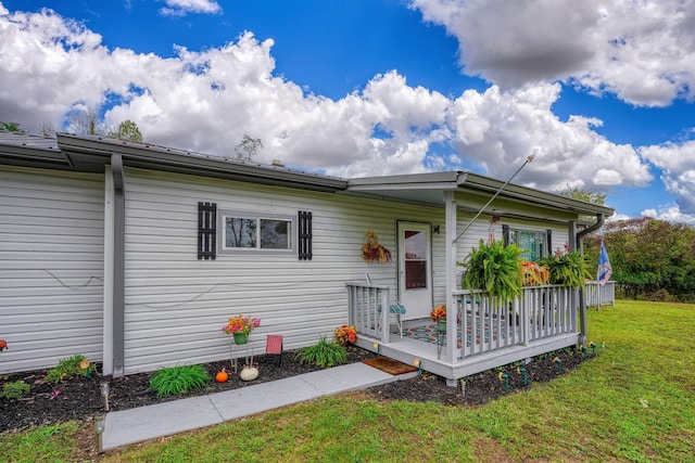 view of front of property featuring a front yard