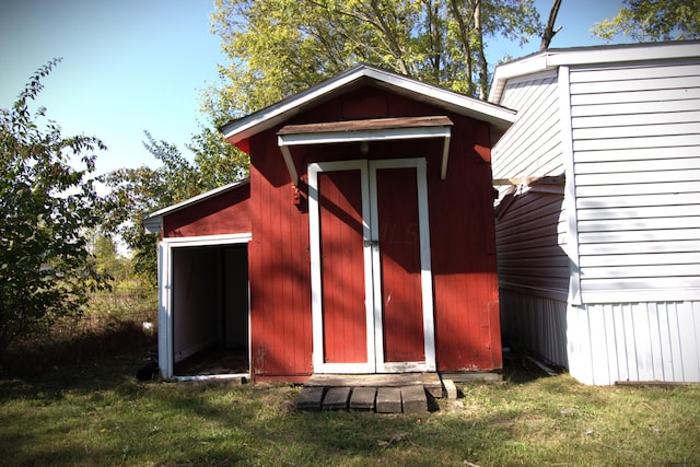 view of outbuilding with a yard