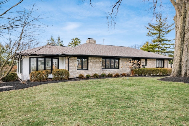 view of front facade with a front yard