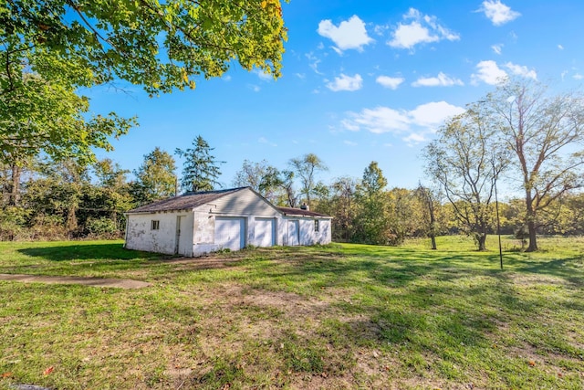 view of yard with an outbuilding and a garage