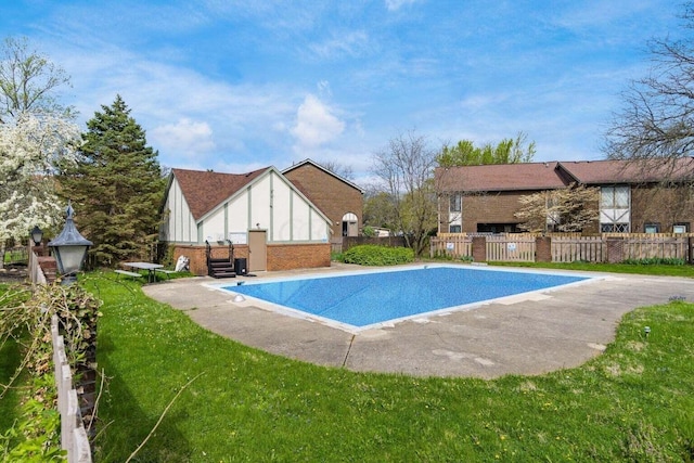 view of pool featuring a yard