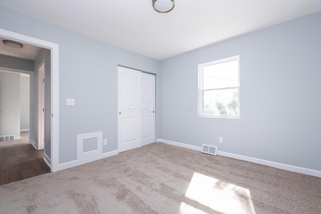 unfurnished bedroom with carpet flooring and a closet