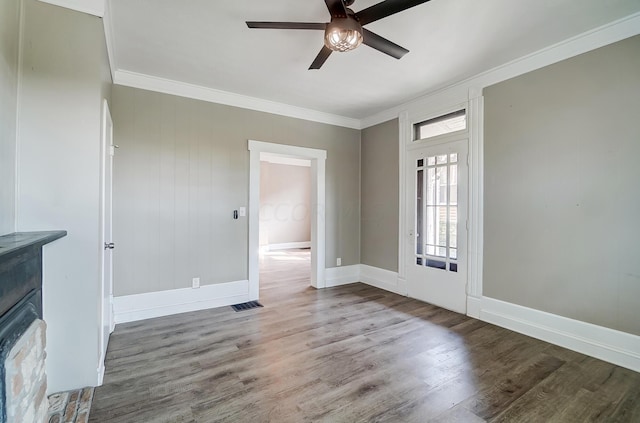 foyer featuring hardwood / wood-style floors, ceiling fan, and ornamental molding