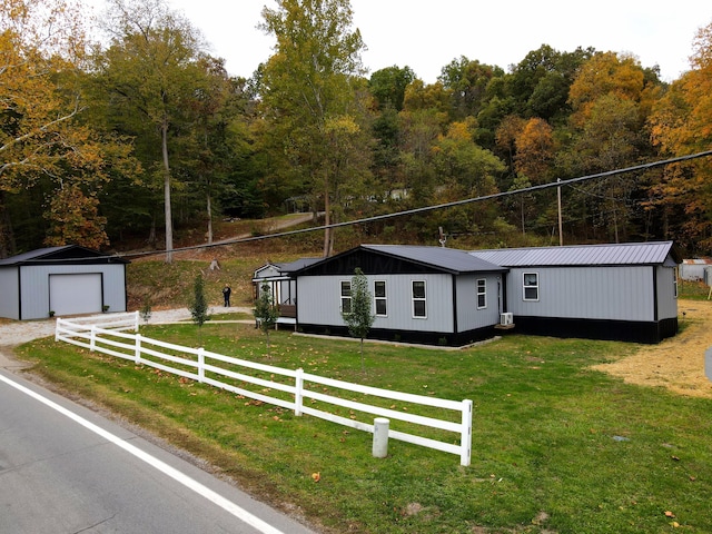 view of front of home featuring an outbuilding and a front yard