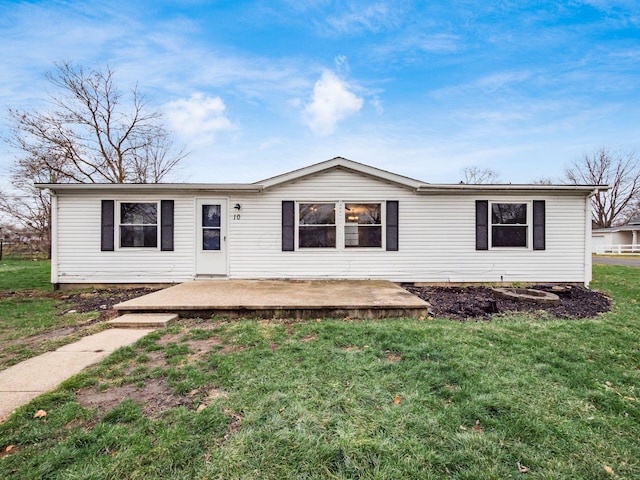 view of front of home featuring a front lawn