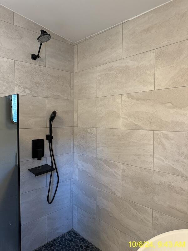 bathroom featuring tiled shower