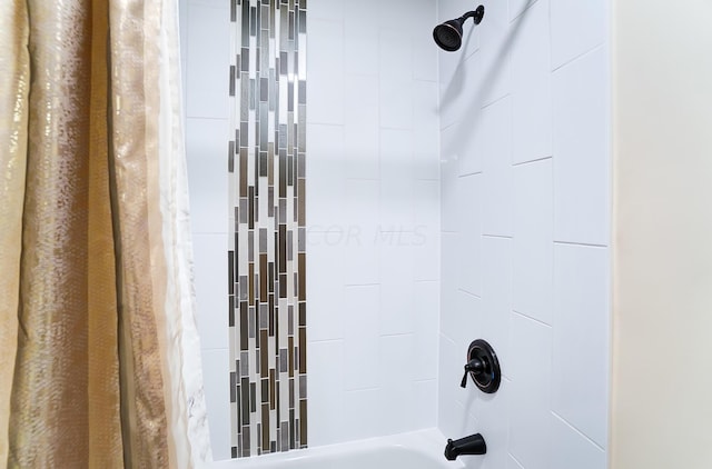 bathroom featuring shower / bath combo