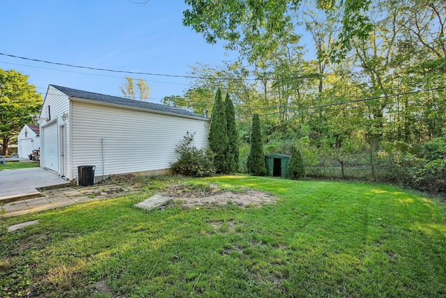 view of yard with a garage