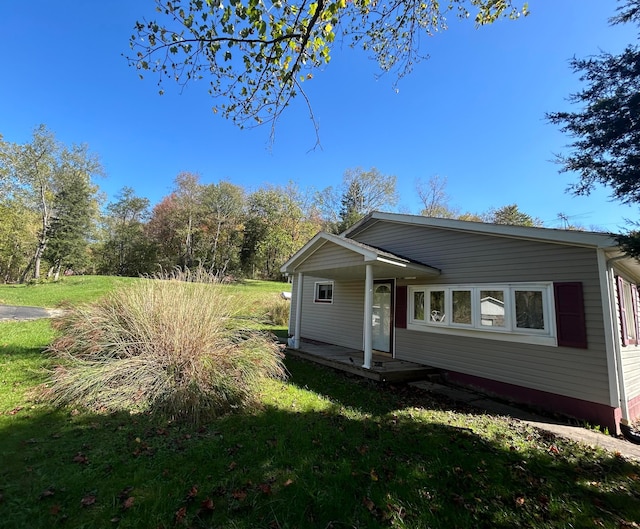 view of front of property with a front yard