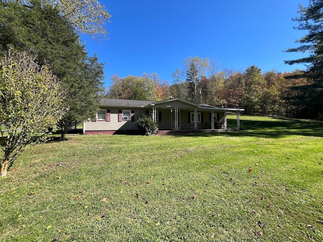 view of front of home featuring a front yard