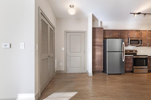 kitchen with tasteful backsplash, light wood-type flooring, and appliances with stainless steel finishes