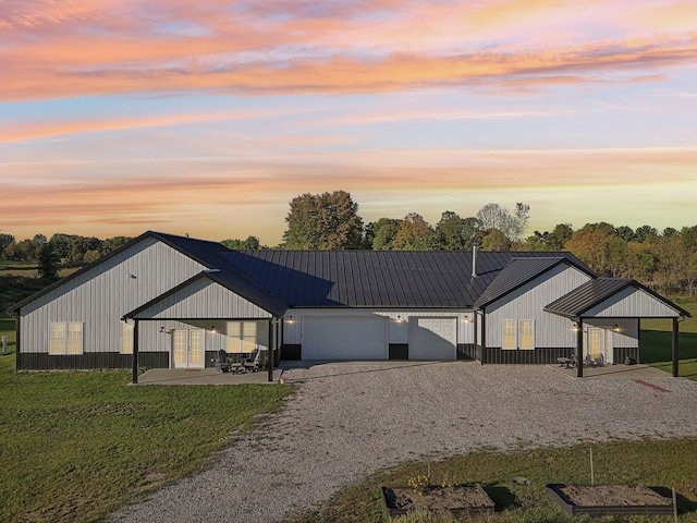 modern farmhouse style home featuring a lawn and a garage