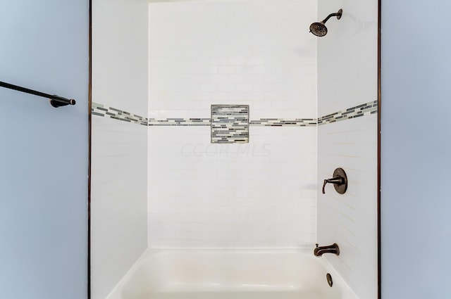 bathroom featuring tiled shower / bath combo