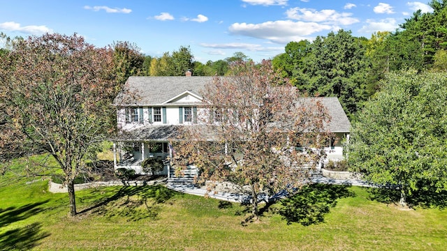 view of front of property featuring a front lawn