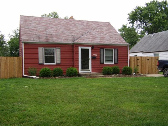 view of front of property featuring a front yard