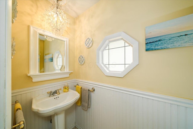 bathroom featuring a chandelier and sink